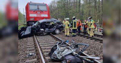 В Германии поезд на полной скорости врезался в автомобиль: погибли три человека (фото)