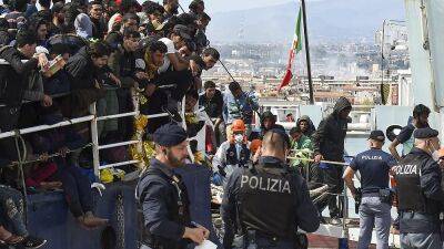 Суда НКО везут десятки мигрантов в порты Италии