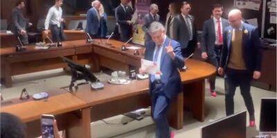 Поддержали ежегодную акцию. В Канаде министры пришли в офис в розовых туфлях на каблуке — видео