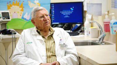 Израильское чудо: старейший врач страны работает в 96 лет, как молодой