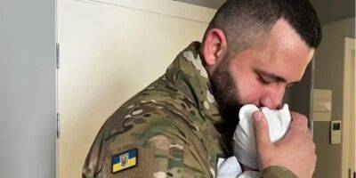 «Боже, как я люблю тебя». Муж снайпера Евгении Эмеральд растрогал снимком с новорожденной дочкой, сделанным перед отъездом на фронт