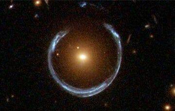 Кольца Эйнштейна вокруг галактик показали ученым на что похожа темная материя