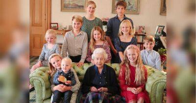 Трогательный снимок: Кейт Миддлтон показала последнее фото королевы Елизаветы II в окружении внуков и правнуков
