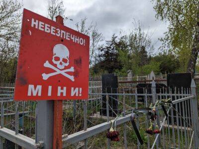 «Помидоры подвязать»: жители Харьковщины воруют таблички о минной опасности
