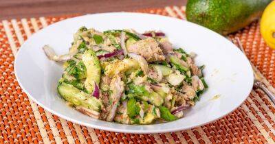 Источник витаминов. Рецепт салата из тунца, авокадо, огурца и сельдерея - focus.ua - Украина
