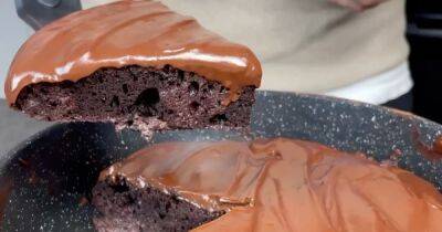 Шоколадный кекс на сковородке за 30 минут: простой рецепт для всей семьи (видео)