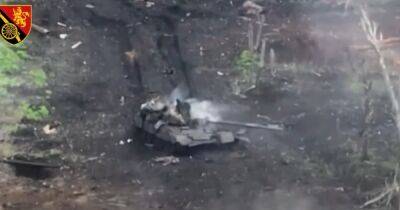 Нравится, как горит: бойцы 45-й артбригады уничтожили российский танк с экипажем (видео)
