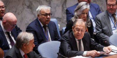 Гутерреш осудил вторжение России в Украину, сидя рядом с Лавровым на Совбезе ООН