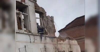 Рашисты ракетой уничтожили музей в Купянске, под завалами люди (видео)