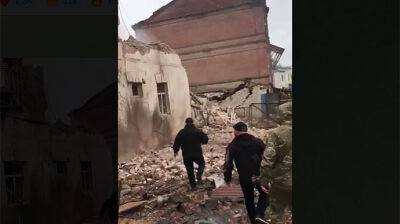 Россияне ударили по центру Купянска: под завалами люди