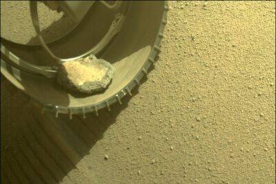 «Прощай, друг». Ровер NASA Perseverance все-таки «расстался» с камнем-компаньоном, который путешествовал с ним по Марсу с 2022 года