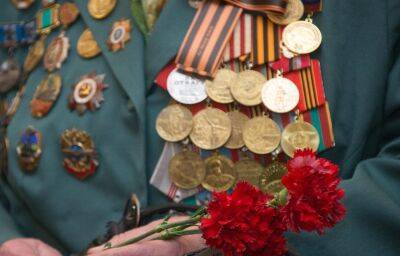 Ветераны войны в пригородных поездах Тверской области месяц могут ездить по удостоверению