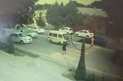 В Самарканде водитель сбил школьника на пешеходном переходе, а затем уехал как ни в чем не бывало. Видео