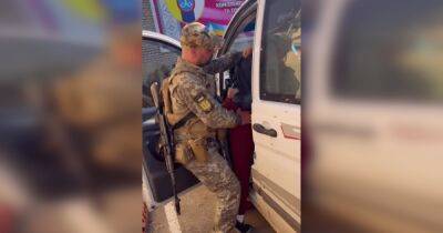 Привезли из соседнего города: СМИ пишут, что мужчин удерживают в ТЦК Одессы (видео)