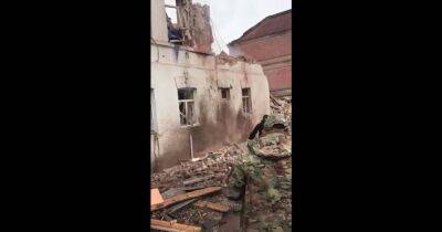 ВС РФ нанесли ракетный удар по музею в Купянске: есть жертвы, — Офис президента (видео)