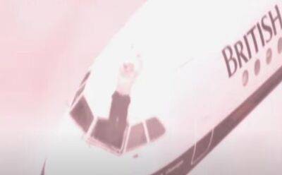 Пилота высосало из кабины самолета на высоте 5 тысяч метров: стюард держал его за ноги до самой посадки