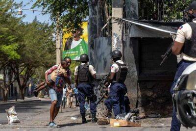 Жители Гаити линчуют и поджигают подозреваемых членов банды