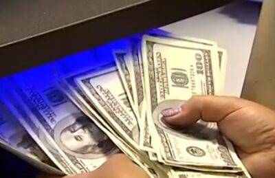 Доллар катится все ниже: новый курс валют на 26 апреля привел в ступор украинцев