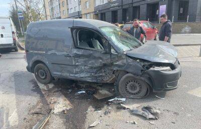 В Твери на улице Красина столкнулись Volkswagen и Peugeot