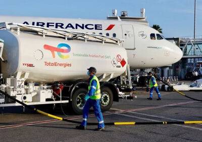 Авиакомпаниям придется увеличить использование экологического топлива: в ЕС согласовали новые правила