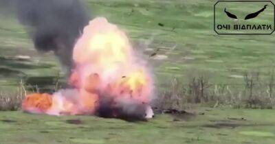 Эвакуировать уже нечего: дрон ВСУ добил российский танк, который тащили на ремонт (видео)