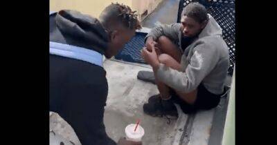 "Чистое зло". Ютубер предложил еду бездомному, а затем съел ее у него на глазах (видео) - focus.ua - США - Украина - Лос-Анджелес - шт. Калифорния