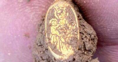 Энтузиаст-кладоискатель нашел редкое золотое кольцо 1400-х годов: такое случается раз в жизни