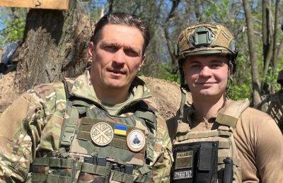 Усик посетил украинских воинов на передовых позициях на фронте