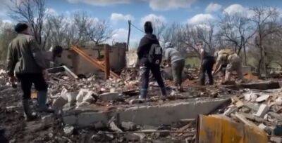 Из-под завалов достали троих погибших: полиция показала последствия российских обстрелов в Луганской области