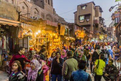 Опасности отдыха в Египте: группа молодежи гонялась за туристкой голышом
