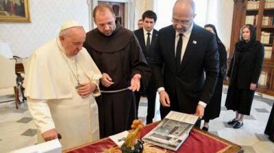 Шмыгаль передал Папе Римскому фотоальбом о преступлениях России в Украине