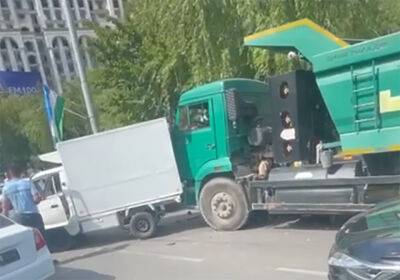 В Ташкенте произошло массовое ДТП, столкнулись четыре грузовика и восемь легковушек. Видео