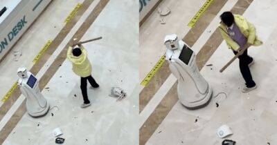 Кричала на людей: женщина в больнице избила робота, который записывает к врачу (видео)