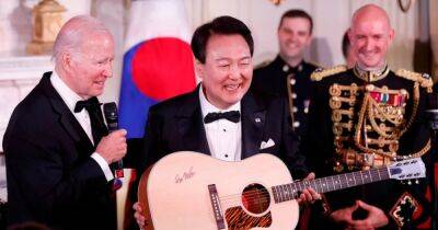 Президентская импровизация: Юн Сок Ель в Белом доме спел Джо Байдену песню (видео)