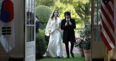 Винтажный Chanel и летящее платье. Роскошная Анджелина Джоли с сыном пришла в Белый дом