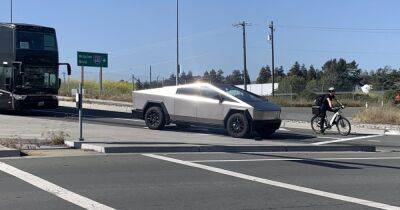 Серийный пикап Tesla Cybertruck впервые заметили на дорогах (фото)