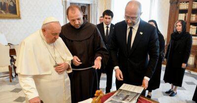 Шмыгаль встретился с Папой Франциском в Ватикане и передал альбом с преступлениями России (фото)