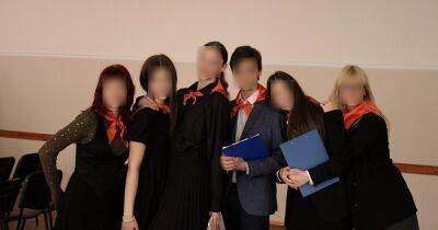 В Киеве разгорелся скандал из-за школьников, выступивших в "пионерских" галстуках (фото)