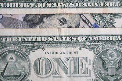 Доллар вышел в плюс к евро и иене после публикации статистики по США