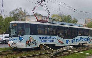 В Витебске трамвай сошел с рельсов и врезался в столб