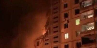 Российская ракета попала в многоэтажку в Умани, начался пожар