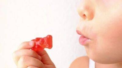 2-летняя девочка умерла из-за липкой конфеты, врачи предупреждают