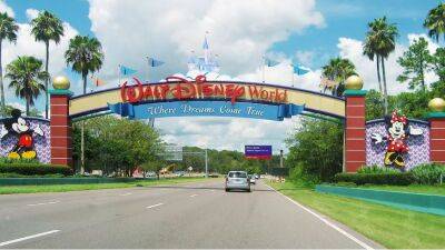 Disney судится с губернатором Флориды. В чем его обвиняет компания?