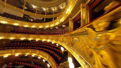 Дрон впервые облетел интерьер Национального театра в Праге: красивое видео