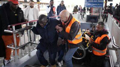 Встань и иди: инвалиды демонстрируют "доступность" парижского транспорта