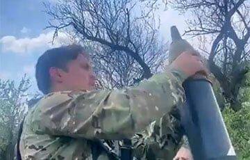 Украинский боксер Усик написал на снаряде «Жыве Беларусь» и отправил его по оккупантам
