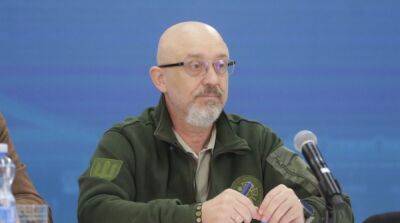 Зеленский рекомендовал Залужному отправлять военкомов на фронт – глава Минобороны