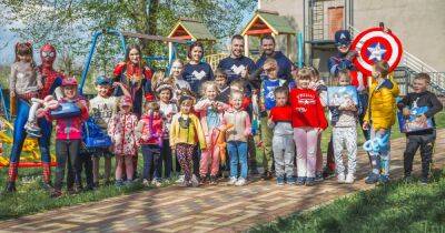 Favbet Foundation начал передачу 5500 наборов канцелярии для детей ВПЛ и военнослужащих по программе "Клуб супергероев" - dsnews.ua - Украина