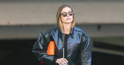 Хейли Бибер продемонстрировала стильную кожаную куртку на весну (фото)