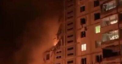 Ночной обстрел: российская ракета попала в многоэтажку в Умани (фото, видео)